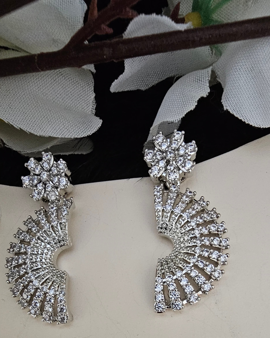 Luxurious Wave Design Zirconia Necklace and Earring Set