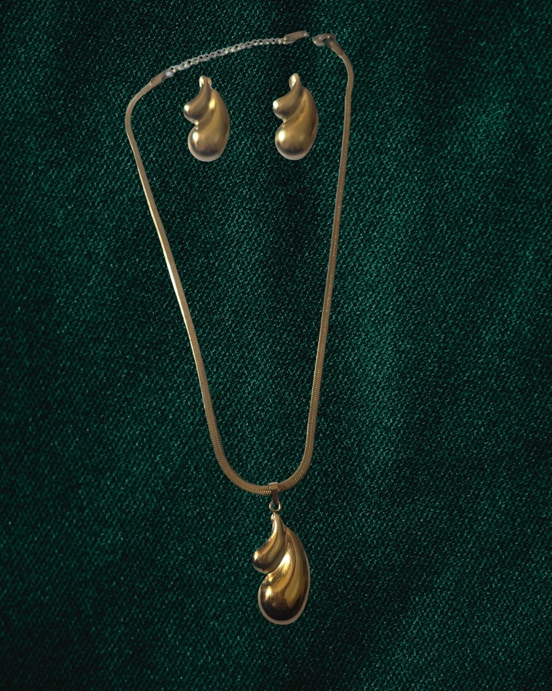 Anti-Tarnish Sculpted Teardrop Pendant Necklace Set
