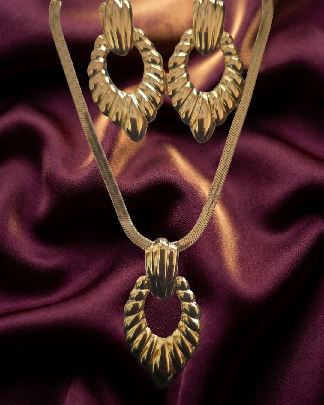 Anti-Tarnish Textured Teardrop Pendant Necklace Set
