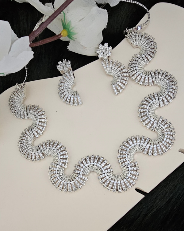 Luxurious Wave Design Zirconia Necklace and Earring Set