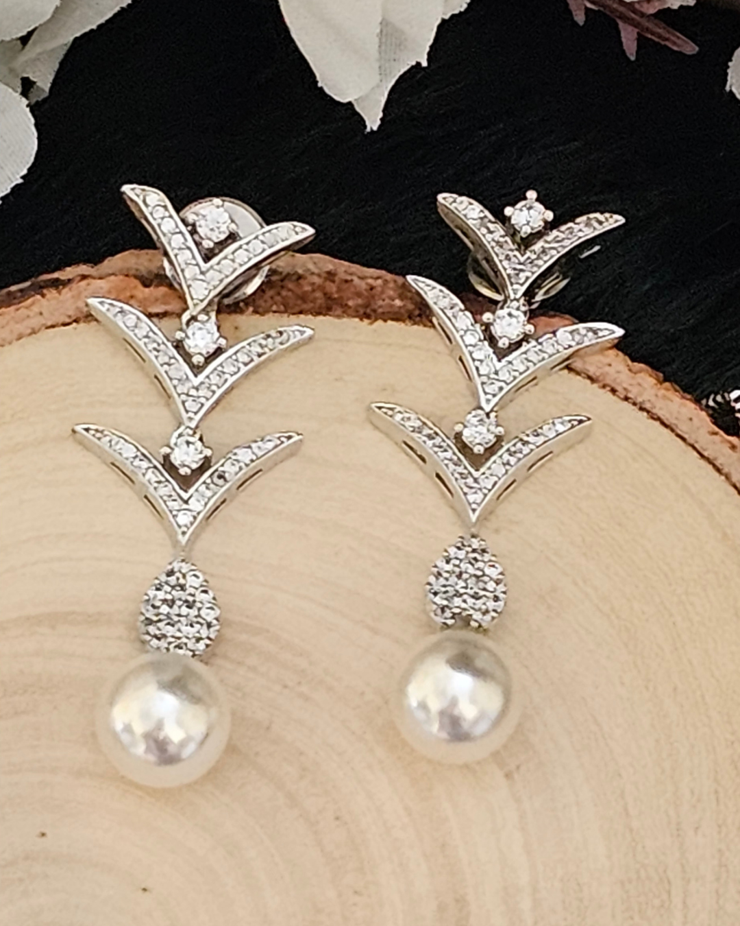 Exquisite Pearl and Crystal Vine Necklace and Earring Set
