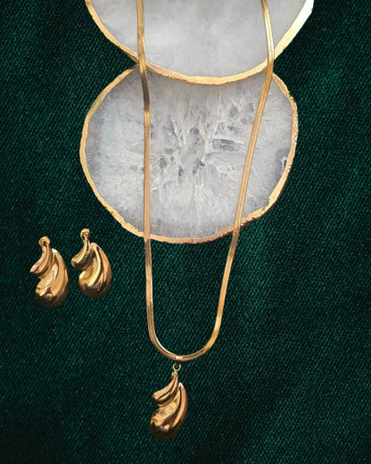 Anti-Tarnish Sculpted Teardrop Pendant Necklace Set