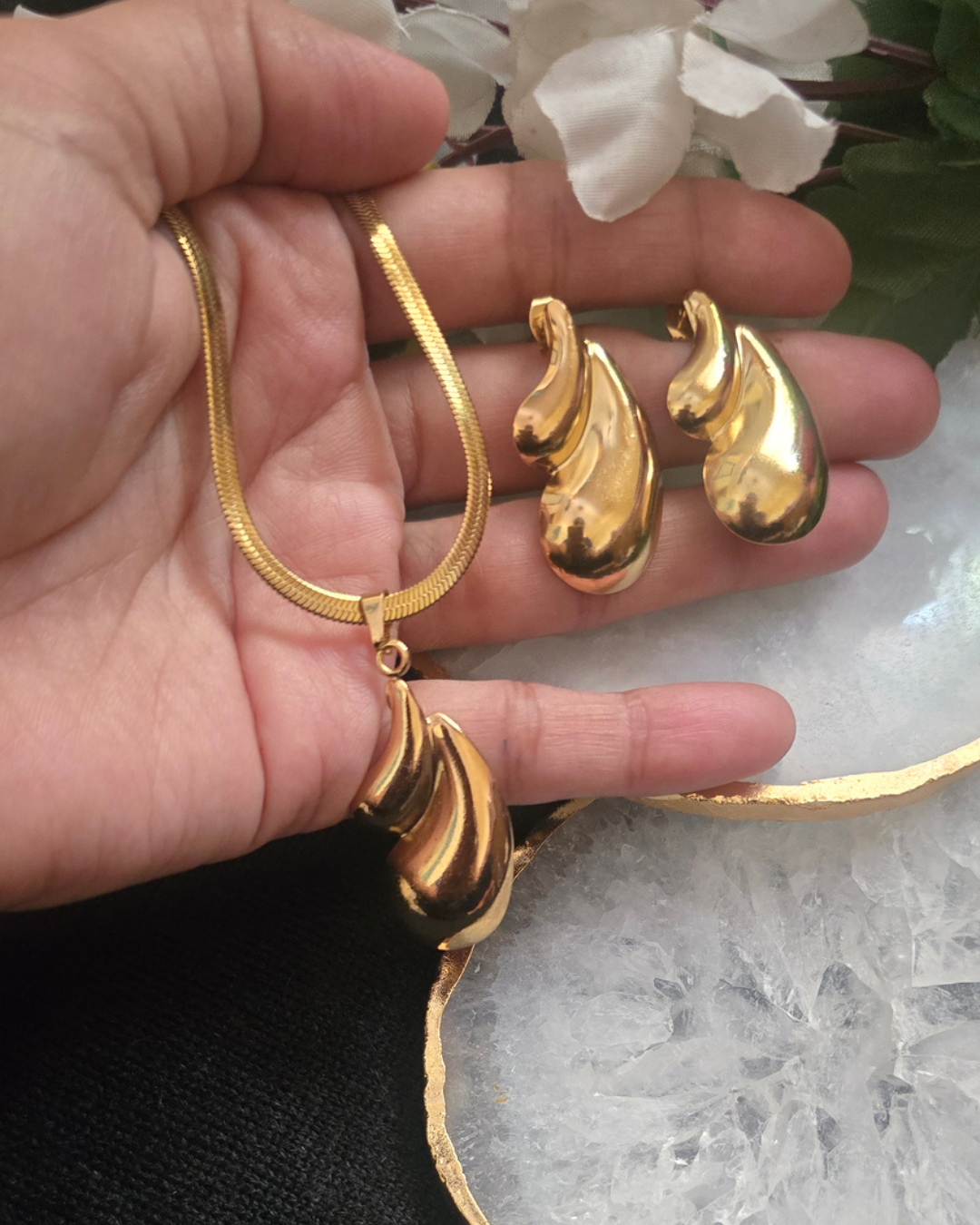 Anti-Tarnish Sculpted Teardrop Pendant Necklace Set